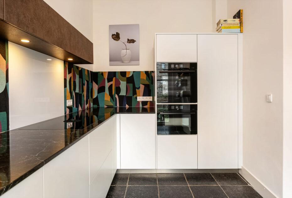 Moderne keuken Oosterhout, keukenstudio Oosterhout, keuken op maat Oosterhout, Moderne keuken Breda, keukenstudio Breda, keuken op maat Breda, composiet werkblad, hoekopstelling, Geïntegreerde Bora kookplaat met afzuiging, rvs vlakinbouw spoelbak, Gelakte fronten, push-to-open, Tip-On.