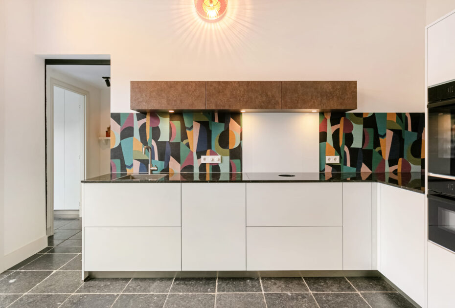 Moderne keuken Oosterhout, keukenstudio Oosterhout, keuken op maat Oosterhout, Moderne keuken Breda, keukenstudio Breda, keuken op maat Breda, composiet werkblad, hoekopstelling, Geïntegreerde Bora kookplaat met afzuiging, rvs vlakinbouw spoelbak, Gelakte fronten, push-to-open, Tip-On.